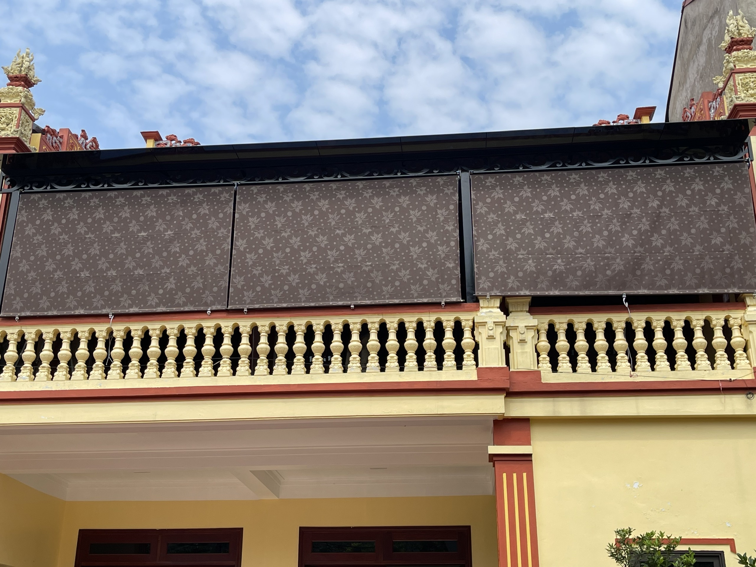 Kỹ thuật viên khảo sát và lắp đặt bạt tại nhà
