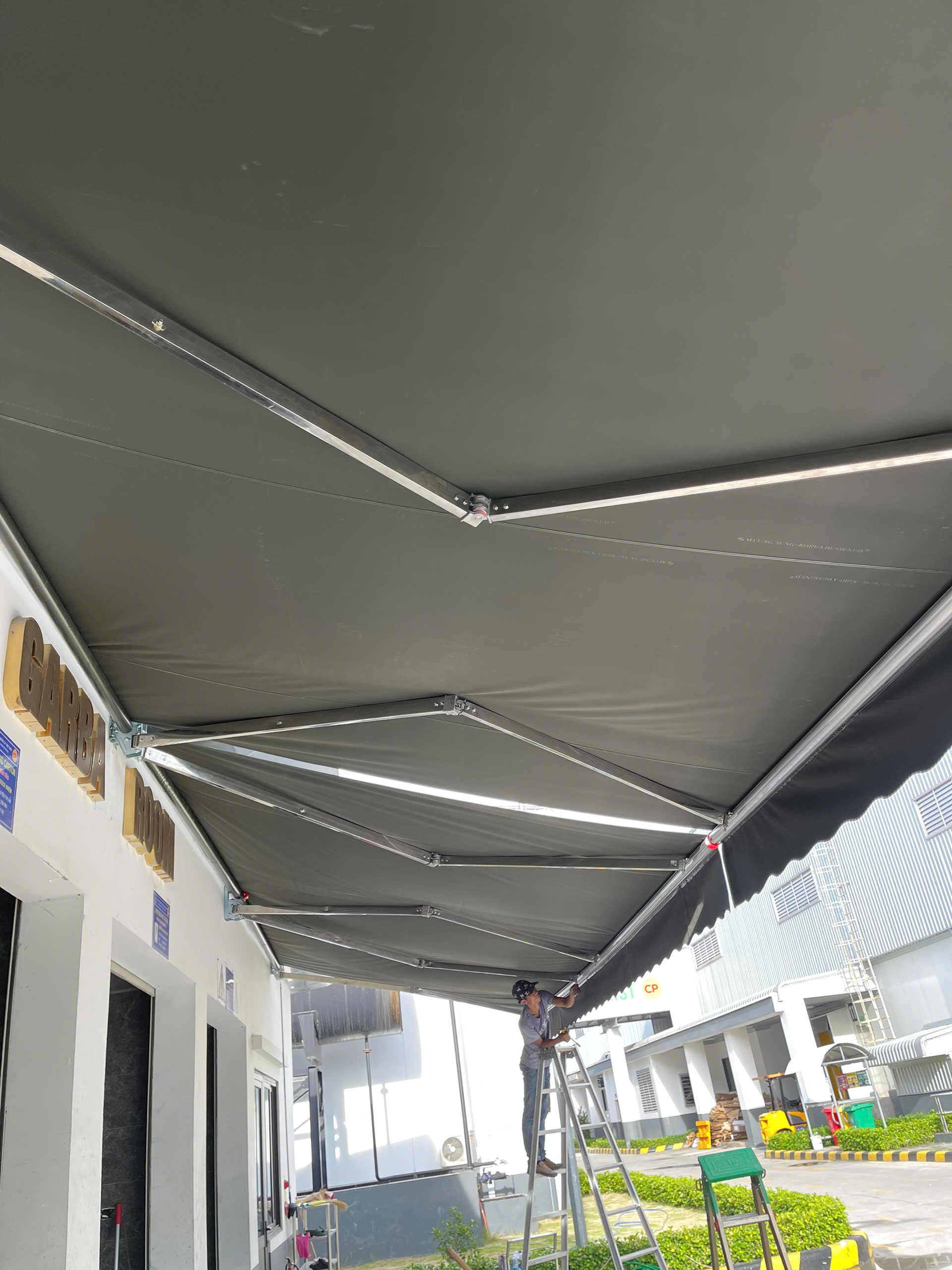Bạt kéo mái hiên trước cửa hàng